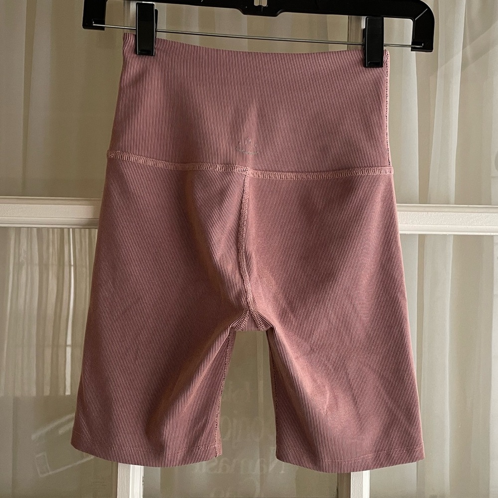 Beyond Yoga Ribbed Mauve Bike Shorts - Picture 3 of 14